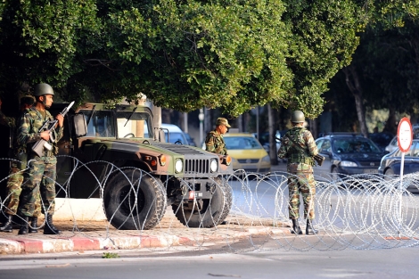 Soldados, de guardia, en las calles del barrio de Cite Ettadhamen. | Afp