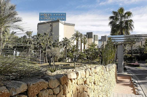 Acceso al hotel Sidi de San Juan, en Alicante. | Roberto Prez