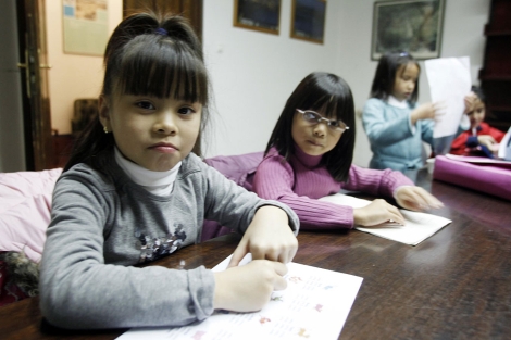 Nias adoptadas en China durante una de las clases de chino. | Madero Cubero
