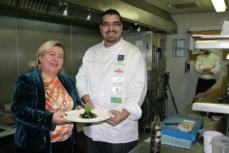 El chef Juan Andrs Rodrguez, con la consejera de Agricultura. | EM