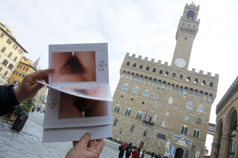El polmico calendario de Toscani, desplegado en Florencia. | Afp