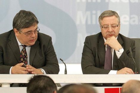 Cornide, gerente del PSOE, y el ministro de Fomento, José Blanco. | Efe