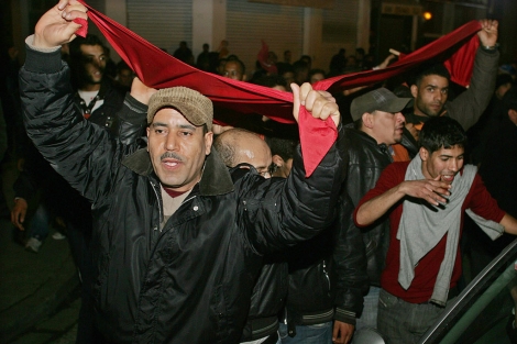 Manifestantes celebran en las calles de Túnez el discurso de Ben Alí. | Efe