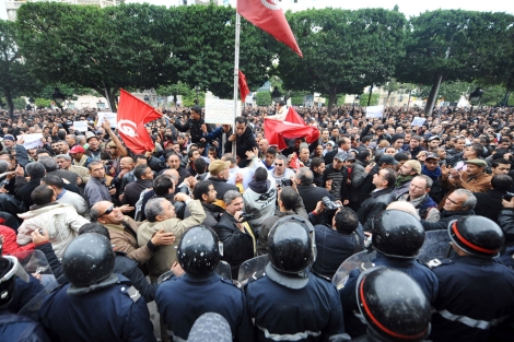 Manifestantes frente al Ministerio de Interior en Túnez. | AFP