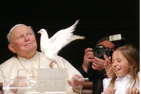 El Papa Juan Pablo II observa a una paloma. | Ap