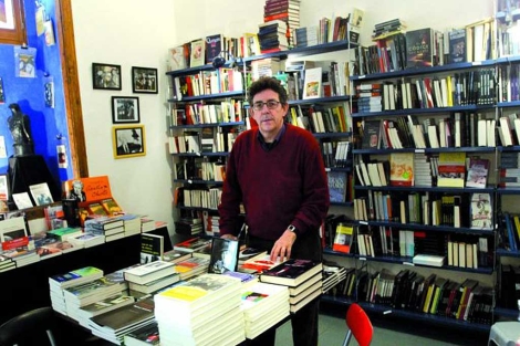 Paco Camarasa en su librera, en una foto de archivo. | Quique Garca