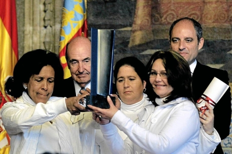 Las Damas de Blanco recogen el Premio Convivencia. | Efe