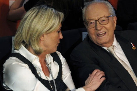 Marine Le Pen junto a su padre, Jean Marie, en el congreso de Tours. | Reuters