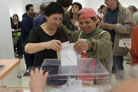 Un miembro de SOS Racismo vota con un inmigrante en las pasaadas elecciones autonmicas en el Pas Vasco. | Mitxi