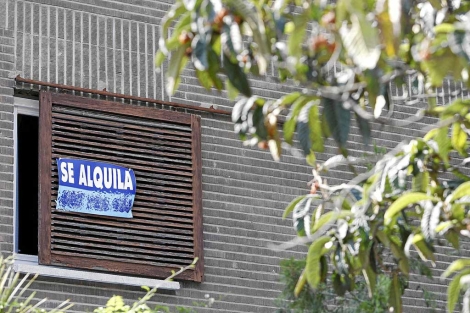 Vivienda con el cartel de 'Se alquila'. | ELMUNDO.es
