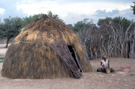 Una mujer bosquimana en su cabaña.|Survival