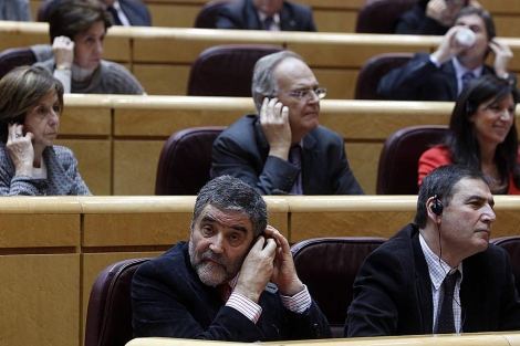 El socialista Aleu se ajusta el auricular para escuchar la traducción. | Javier Barbancho