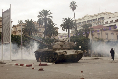 Un tanque militar y un soldado resguardan una calle de Tnez. | Efe