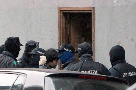 Agentes de la Ertzaintza con Urtzi Azpiroz durante el registro. | Efe