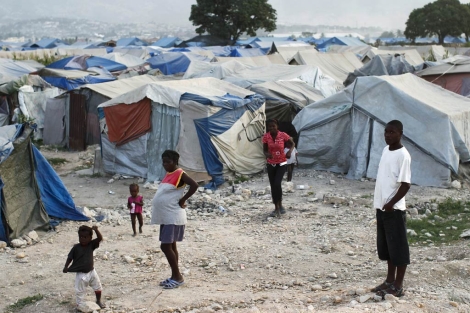Haitianos en un campamento montado tras el sesmo. | El Mundo