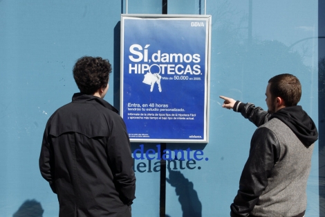 Una campaña publicitaria de hipotecas capta la atención de dos jóvenes. | Sergio González