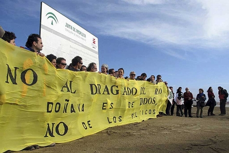 Ecologistas protestando contra el dragado del Guadalquivir en Doana. | Efe