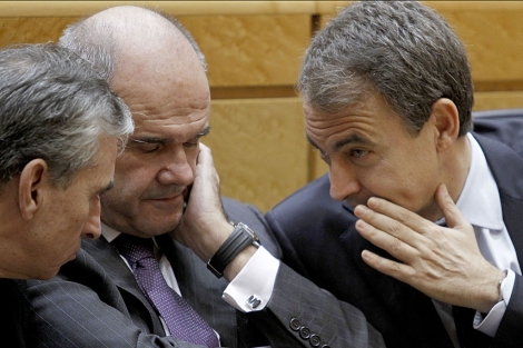 Zapatero charla con Juregui y Chaves en el Senado. | Jos Aym
