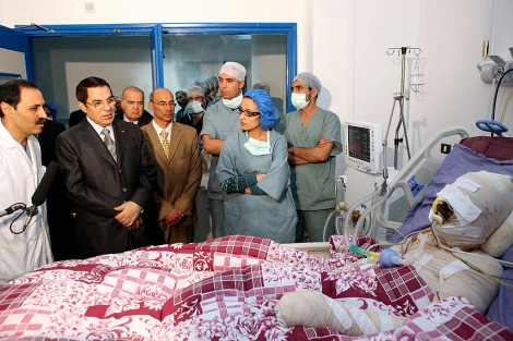 Mohamed Bouazizi, visitado en el hospital por Ben Ali (2i). | AFP