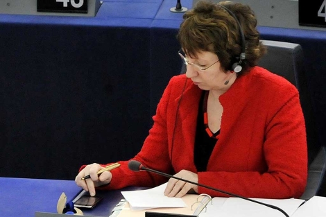 Ashton mira su telfono durante un momento del debate en Estrasburgo.| Afp