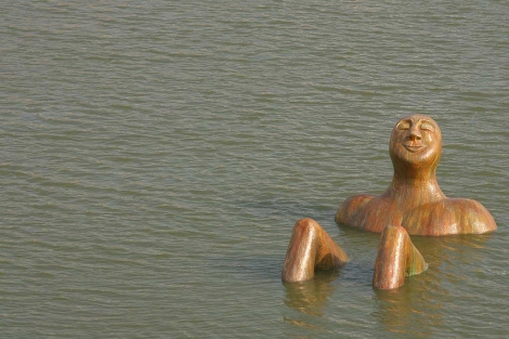 La estatua flotante 'El hombre ro', flotando a comienzos de 2007 en el ro. | Madero Cubero