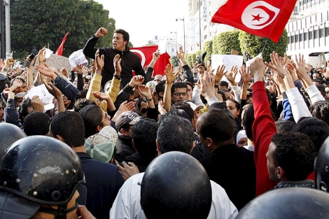 Manifestantes tunecinos, en las calles de su capital, el miércoles pasado. | Efe