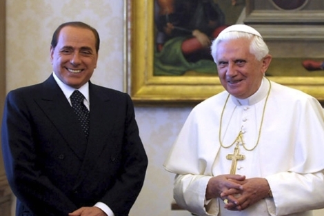 Berlusconi y Benedicto XVI en mejores momentos. | Efe
