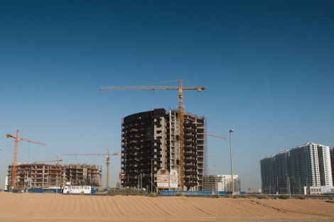 Obras en pleno desierto en la capital del emirato. | A. P.