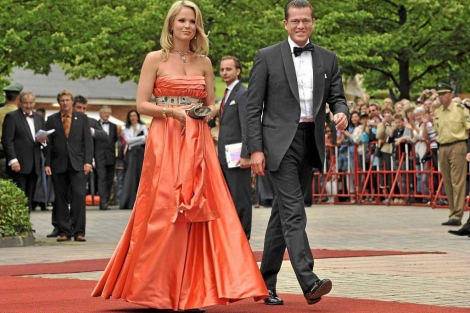 El ministro Guttenberg, junto a su esposa en el Festival de Bayreuth. | Afp