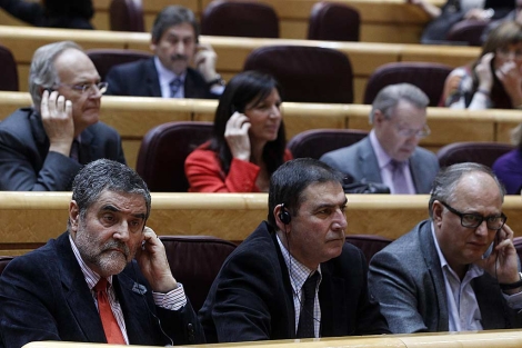 Senadores socialistas con los auriculares. | Javier Barbancho