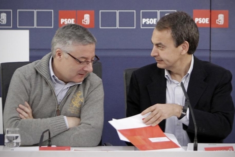 Zapatero, junto a Blanco, en la reunin junto a los 'barones' del PSOE. | A. Di Lolli