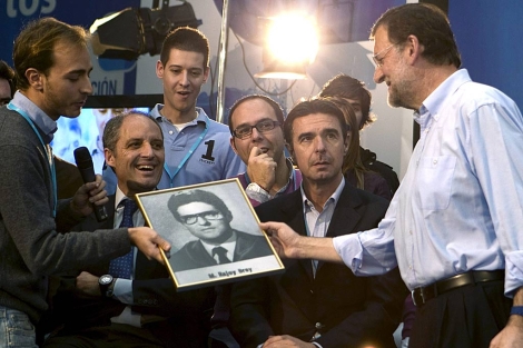 Jvenes del PP regalan a Rajoy la foto de su orla. | Efe