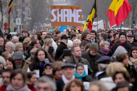 Miles de manifestantes llenaron las calles de Bruselas para protestar por el desgobierno. | Efe