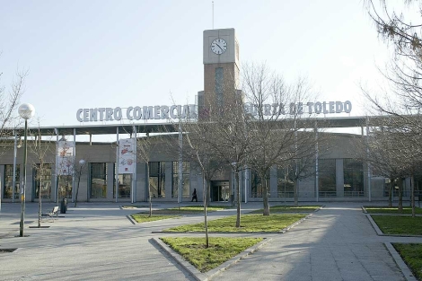 Fachada del centro comercial Puerta de Toledo. | Bernab Cordn ( EL MUNDO)