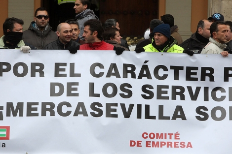 Los trabajadores de Mercasevilla, con una pancarta ante el Consistorio. | Fernando Ruso