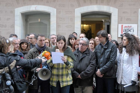 La periodista Libertad Paloma lee un manifiesto frente a la sede de la APC. | Cata Zambrano