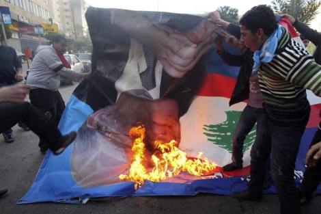 Seguidores de Hariri queman un retrato de Miqati en Trpoli. | Reuters