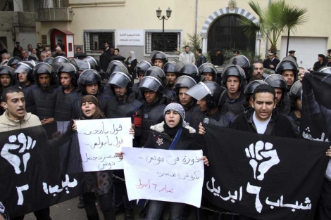Manifestantes tunecinos muestran su apoyo a la revolucin tunecina. | Ap