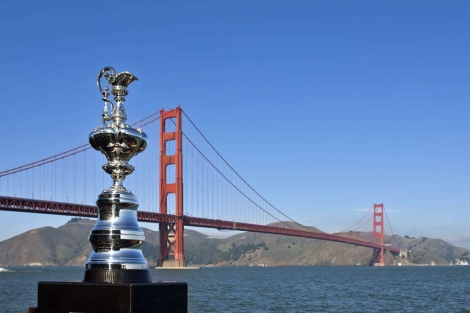 El trofeo de la Copa Amrica, a los pies del puente de San Francisco. | Martin-Raget