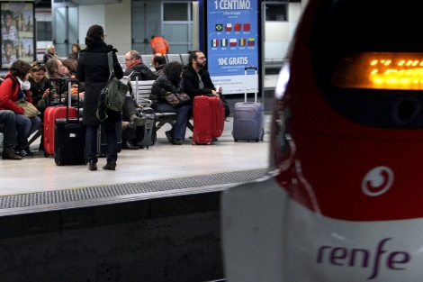 Viajeros esperando en la estacin ferroviara de Sants, Barcelona. | Efe