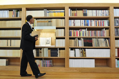 Un lector pasea por una biblioteca de Mxico DF. | Efe