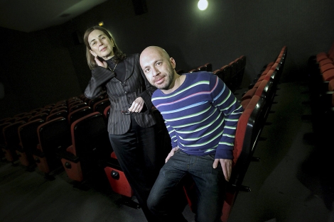 Pilar del Rio, viuda de Saramago, junto al director de cine Miguel Gonalves, en Valencia. | Efe