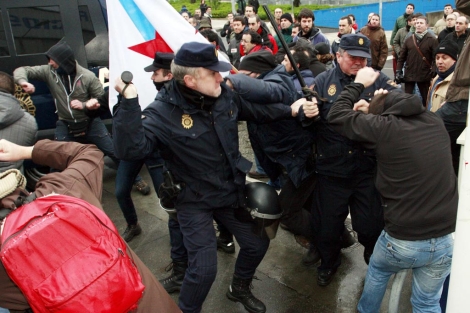 La Polica Nacional carg contra varios sindicalistas en el polgono de A Gndara, en Ferrol. | Efe