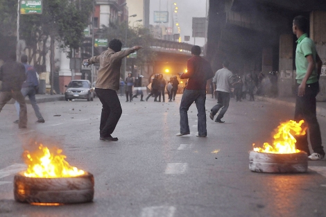 Varios manifestantes egipcios se enfrentan a la polica en El Cairo. | Efe