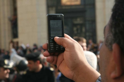 Un manifestante egipcio graba con su móvil las protestas. | F. Carrión