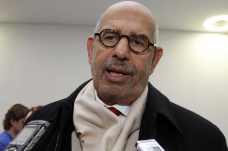 Mohamed El Baradei habla con la prensa en el aeropuerto de Viena, | Ap
