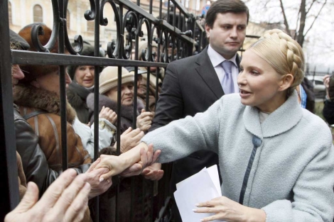 La ex primera ministra ucraniana saluda a varios ciudadanos en Kiev. | Efe