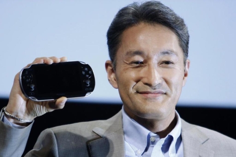 Kazuo Hirai, presidente de Sony Computer Entertainment muestra la NGP. | Reuters