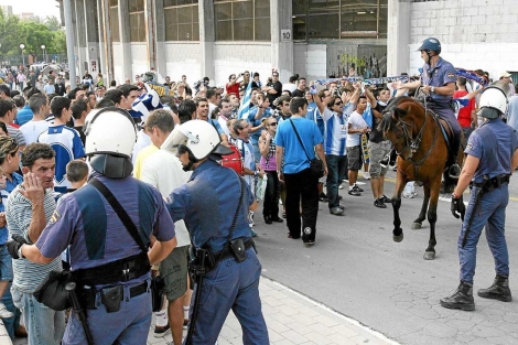 Actuacin policial en un partido del Hrcules, en Alicante. | Ernesto Caparrs