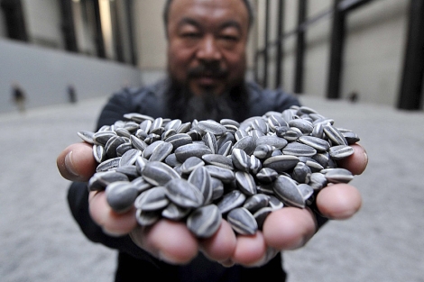 Ai Weiwei, con sus pipas, en la Sala de Turbinas. | Efe